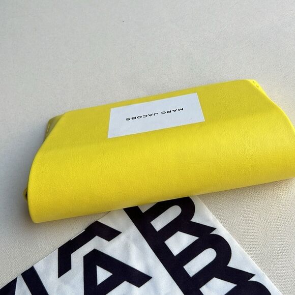 Marc Jacobs Vibrant Yellow Sunglasses Case with Geometric Cleaning cloth - Picture 10 of 11